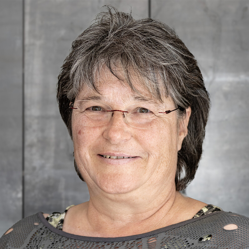 Profilbild Bettina Hebding vor grauer Wand