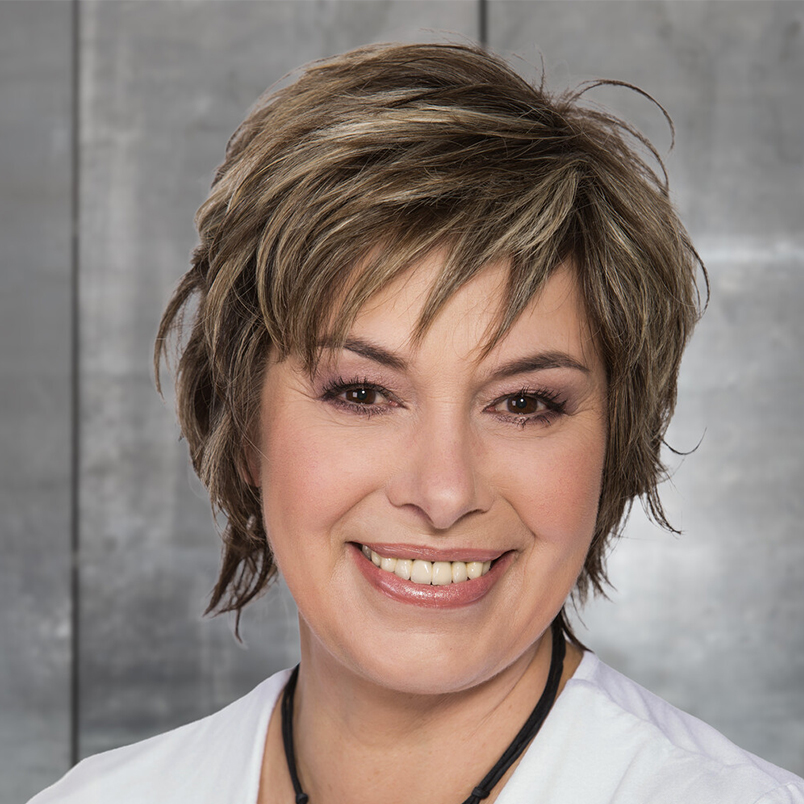 Profilbild Claudia M&uuml;ller Mein vor grauer Wand