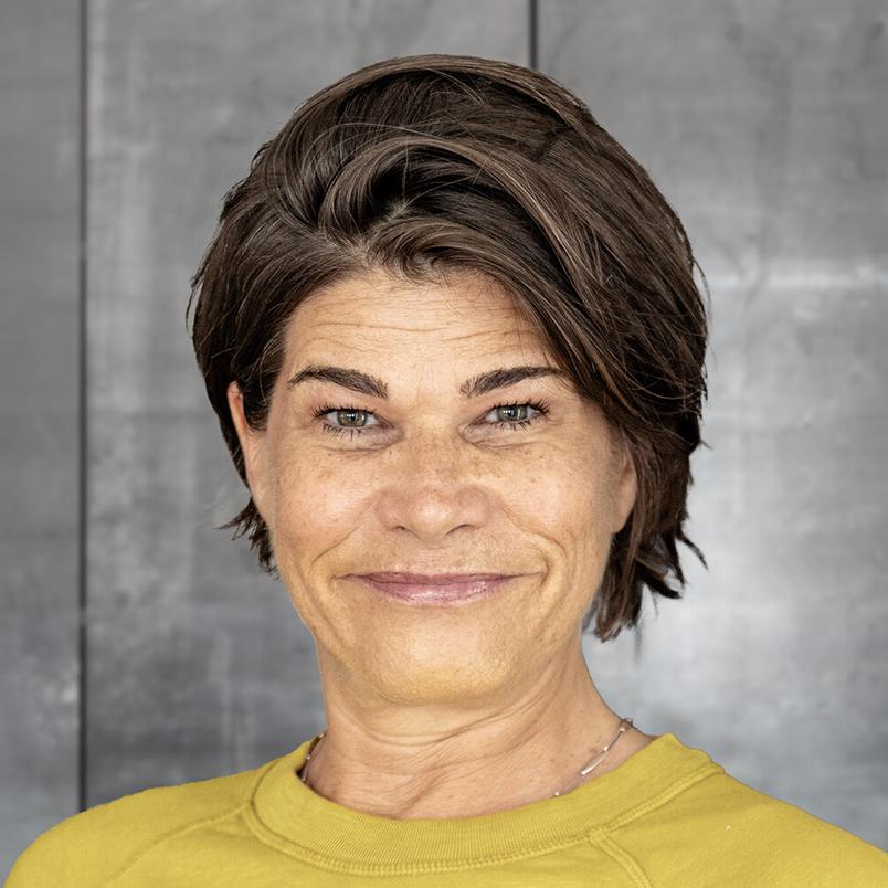 Profilbild der Trainerin Nina Gutzeit vor grauer Wand