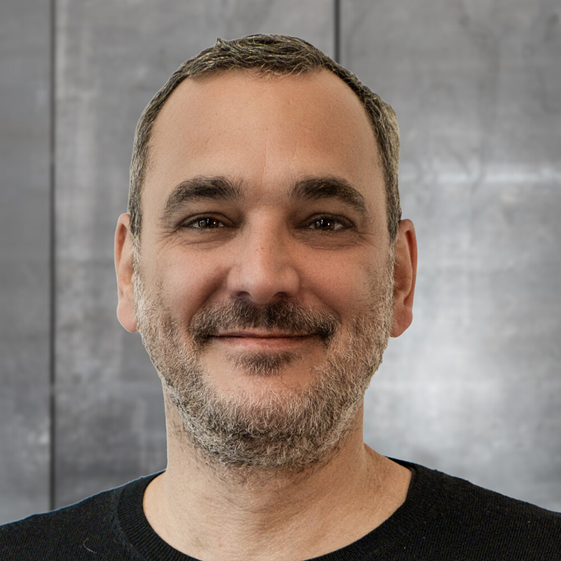 Profilbild Thomas Dierberger vor grauer Wand